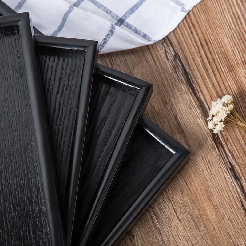 Bandejas de madera negra de estilo japonés.